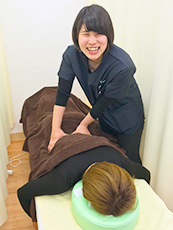 女性スタッフによる慢性の腰痛の施術